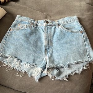 Size 27 Levi denim shorts
